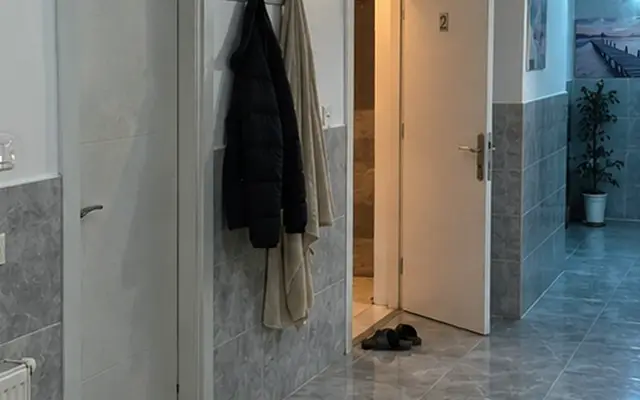 Oda girişinde askı ve temiz terlik — Sinanoba, Masaj Salonun