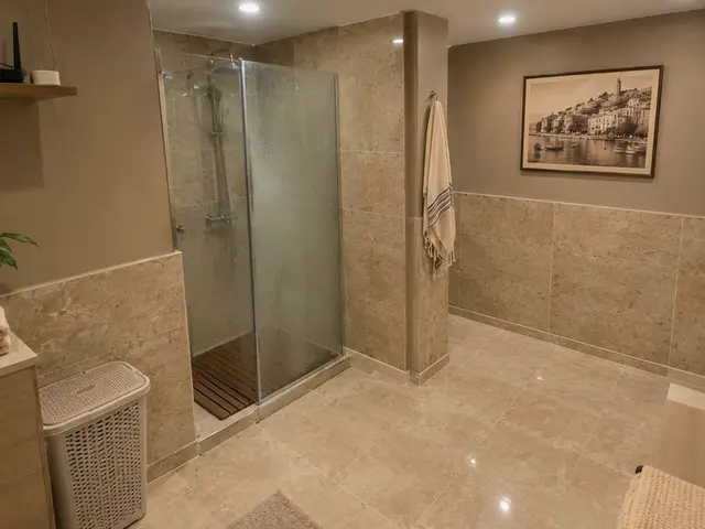 Mermer kaplı duş kabini ve temiz havlu — Sinanoba, Masaj Salonun