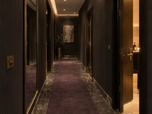 Mor halılı, loş salon koridoru — Sinanoba, Masaj Salonun